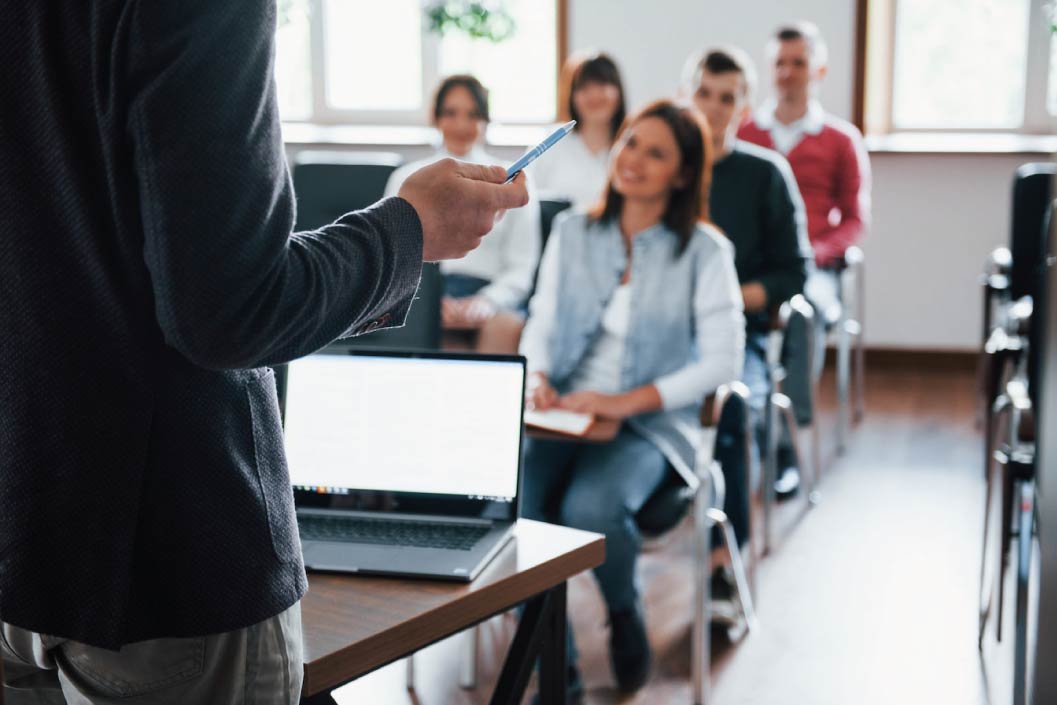 Personas escuchando una charla