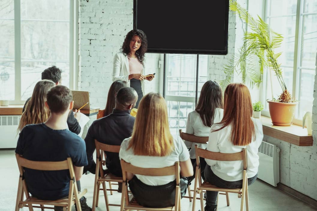 Persona dando una charla